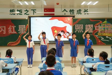 弘扬爱国精神，共筑青春梦想 ——翠北实验小学“同上一节班会课”