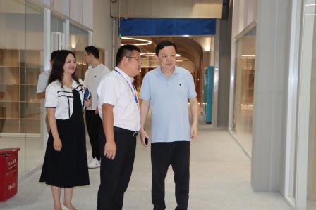 深圳少儿图书馆宋卫馆长莅临罗外小学指导新图书馆建设工作