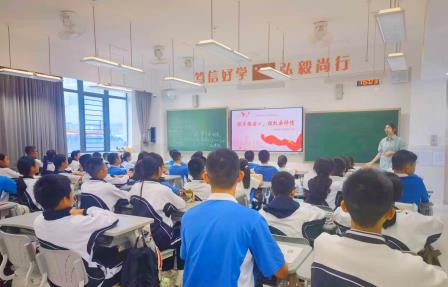 布心中学开展“探寻强国心，报效桑梓情”共上一节班会课活动