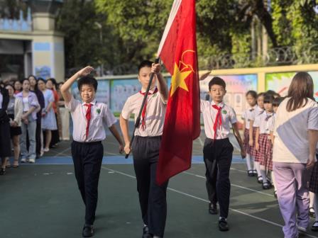 红领巾爱祖国——景园实验小学举行少先队建队日活动暨二年级入队仪式