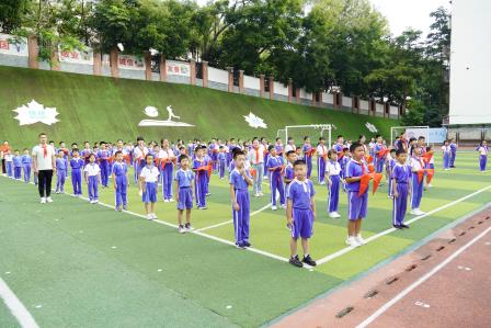 凤光小学举行“红领巾爱祖国”二年级入队仪式