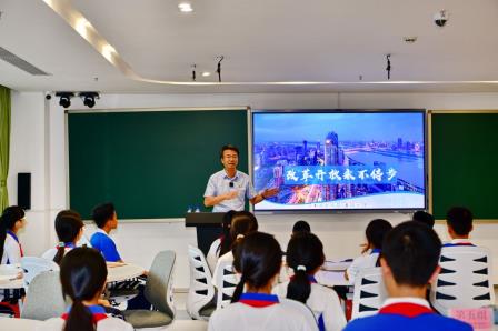 三十三名党员同上一堂思政大课 一千六百学子铸魂改革研学新篇 ——深圳市松泉实验学校党总支开展“书记、校长、党员同上一堂思政课”暨主题党日活动