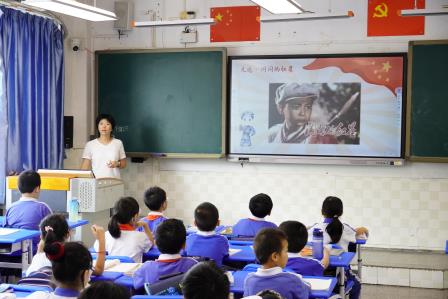 闪闪红星，照耀我心——深圳市凤光小学开展爱国主义教育主题班会