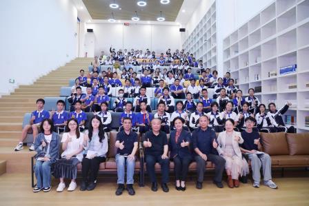 名家进校园，书香袭人远 ——深圳北理莫斯科大学附属布心中学特邀深圳市罗湖区作家协会主席吴亚丁到校开展活动