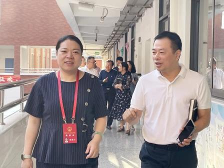 市教育局调研东湖中学“舒心躺睡”工作