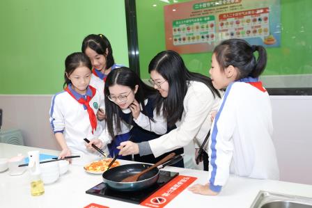 洪湖学子“读行课堂”：体验劳动之美，绽放成长之花