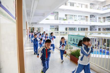 防震减灾，安全“童”行——深圳市莲南教育集团安芳小学开展防震减灾暨消防应急疏散演练活动