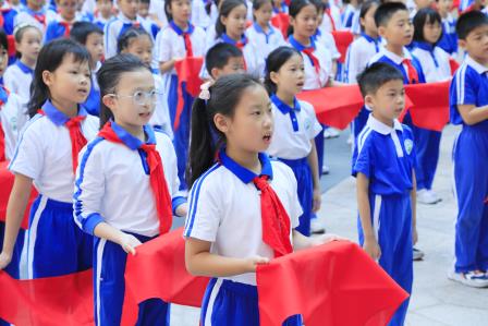红领巾，爱祖国 ——深圳市仙桐实验小学举行少先队入队仪式