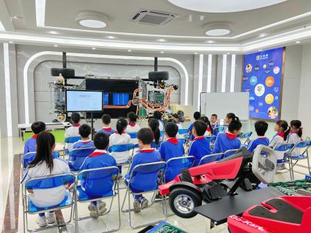 洪湖小学“读行课堂”走进少科城，寻科技之美，探智慧之光！