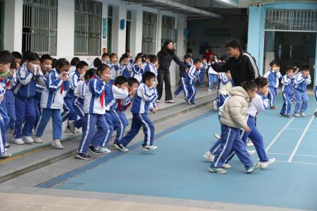 全员参与，实战模拟——新秀小学举行消防疏散安全演练