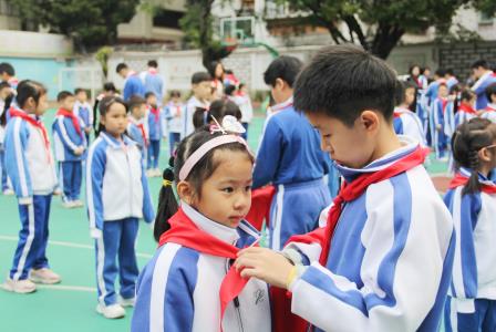小小先锋，共筑中国梦 ——深圳市南湖小学举行少先队员入队仪式
