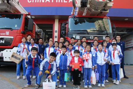 红领巾致敬火焰蓝 ——深圳市笋岗小学少先队员走进消防站慰问消防员活动