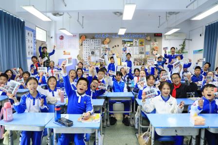 岁末大扫除，暖心赠礼物——深圳市仙桐实验小学举行“辞旧迎新”劳动实践活动