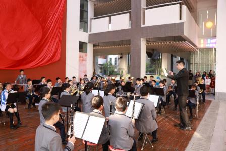 温暖，点亮心灵的火花 —— 翠北实验小学2025年大红墙揭幕仪式