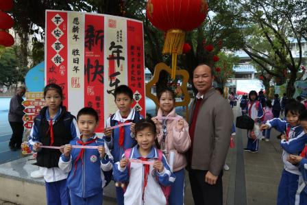 新秀小学举行“灵蛇纳福立志扬帆，新秀学子筑梦远航”开学典礼