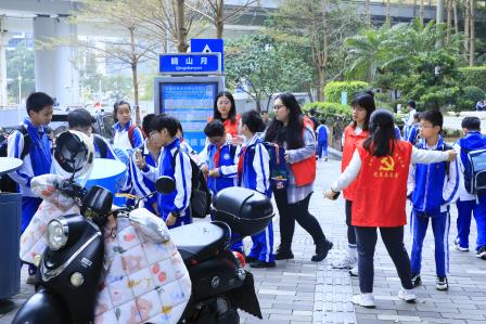 中共深圳市仙桐实验小学支部举行“党员先锋，伴童同行”主题党日活动