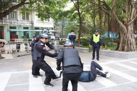 筑牢校园安全防线——景园实验小学开展反恐防暴应急演练