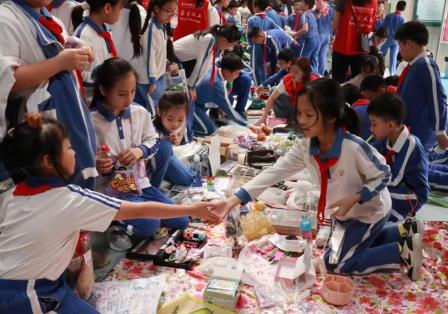 童心“跳”动，“蚤”趣横生 ——淘金山小学第九届跳蚤市场开市