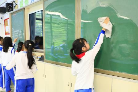 环境卫生大清扫 校园面貌展新颜 ——深圳市仙桐实验小学开展“美育一件事”大扫除活动