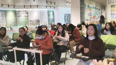 翠竹女教师巧手串幸福——翠竹外国语实验学校举办三八妇女节珍珠手链DIY活动