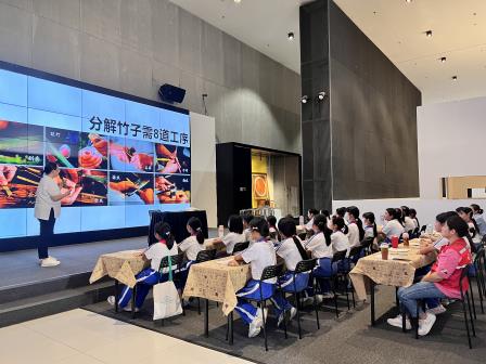 体验非遗竹编 品味家居美学——凤光小学美术社团开展ADC艺展中心实践活动