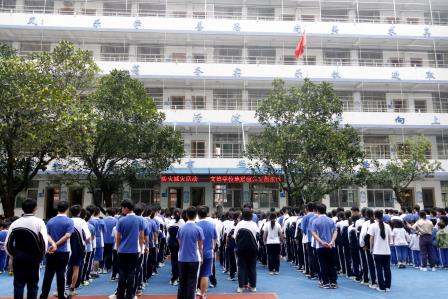 文德学校举行地震逃生疏散演练活动