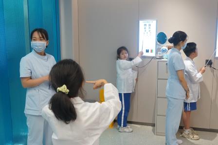 探索光明奥秘，点亮科学梦想——罗湖小学三年级“蕾蕾锋锋”走进普瑞眼科研学记          