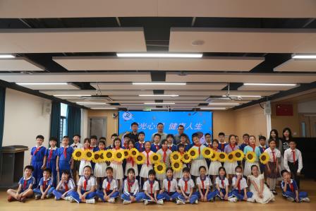 阳光心理 健康人生——布心小学举行5·25心理健康日主题升旗仪式