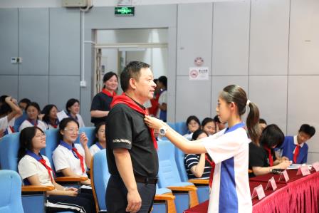 深圳市罗湖区滨河实验中学举办2025年初二年级离队入团仪式｜童心向光，青春向党