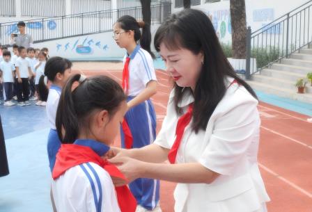 草埔小学举行一年级首批新队员入队仪式