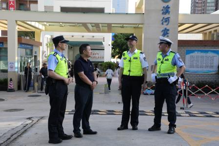 罗湖公安分局局长张展宁一线值守   护航滨河实验中学早高峰｜警校联动护安全，多方协同筑防线