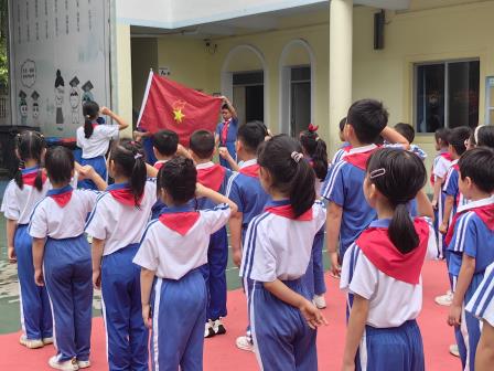 牢记党的教导 争做强国少年——景园实验小学举行2025年少先队入队仪式