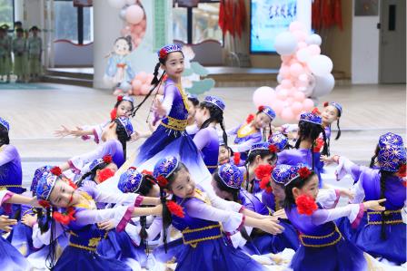 深圳市螺岭教育集团仙桐实验小学举行“美育传承经典 艺术绽放新姿”艺术节古诗吟唱展演活动
