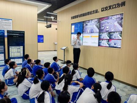 深圳市怡景小学学生探秘智慧交通，争当“未来工程师”