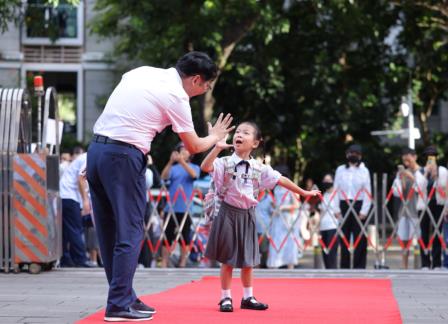 红毯迎萌娃！百雅实验小学一年级新生入学仪式超有爱