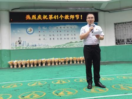 秋菊溢彩暖师心，桃李芬芳颂恩情