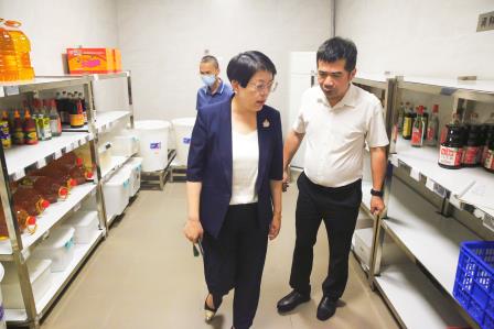 罗湖区教育局纪工委书记马莉同志莅临东昌小学开展校园食品安全专项检查
