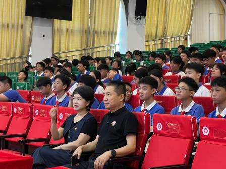 观盛世阅兵，育少年担当 ——南方科技大学附属罗湖中学组织观看9·3阅兵仪式