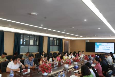 布心小学 “百人听千课”：AI 赋能探新质教育