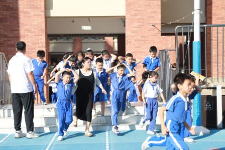 以“练”筑防，临“震”不乱 ——翠园东晓创新学校开展防震安全演练