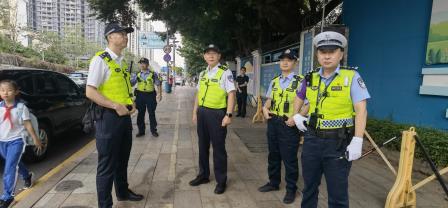 深圳公安领导清晨带队守护滨河小学上学路 筑牢校园安全屏障