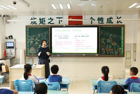 安全护航成长路，文明交往伴我行 ——翠北实验小学第8周主题班会