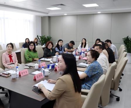 AI赋能新质课堂 教研引领教师成长 ——罗湖区“百人听千课”团队走进深圳市泰宁小学