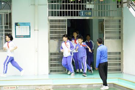 师生同心筑防线，消防演练保平安 ——凤光小学举行安全疏散演练