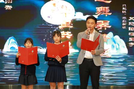 罗湖实验学校举行亲子方言朗诵和帐篷夜读活动