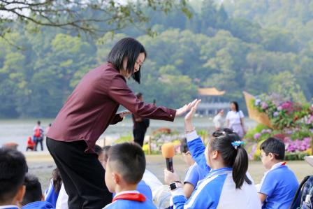 从一棵树读懂一座城——深圳市仙桐实验小学“行走思政课”在仙湖植物园生动开讲