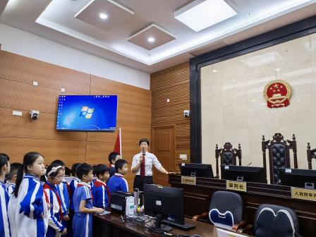 法润童心，与法同行——湖贝小学开展法治教育实践活动