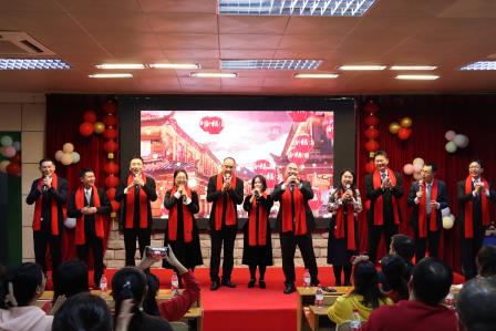 策马驰骋启新岁，同心筑梦谱华章 ——太白实验学校元旦迎新联欢晚会精彩上演