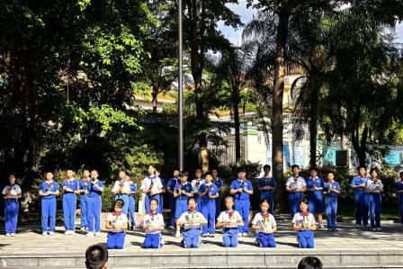 展童心风采  传笃行之志——怡景小学举行五年级国旗下风采展示
