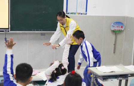 书香作舟渡童梦 家校共绘成长卷